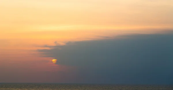 Sur le littoral oman, le soleil embrouillé qui tombe sur l'océan arabique — Photo