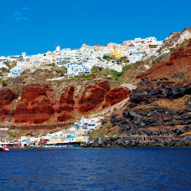 Avrupa'nın bir tekneden Yunanistan santorini Island house ve kayalar