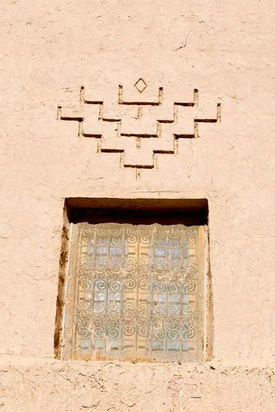 Finestra in morocco africa vecchia costruzione e parete marrone — Foto Stock