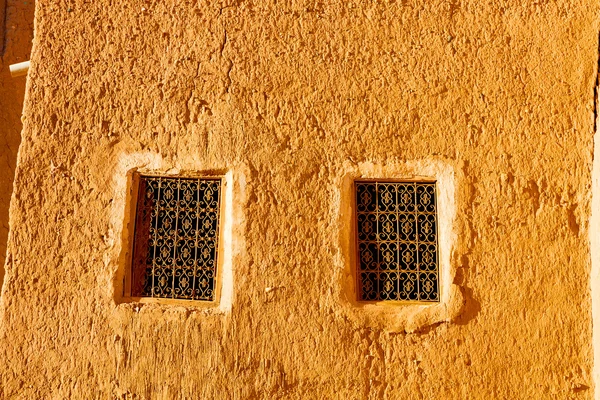   Fas Afrika eski yapılar ve kahverengi wal sarı penceresinde