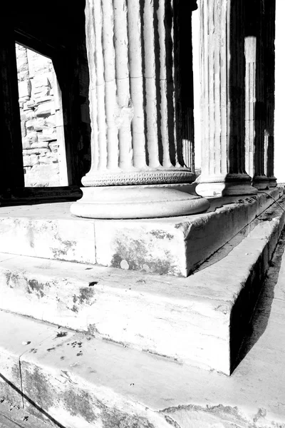 Viejo remolque y ladrillo de mármol en Europa athens acrópolis y cielo — Foto de Stock