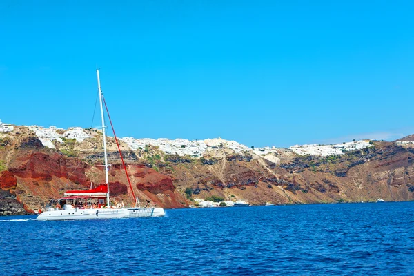 从希腊圣托里尼岛的天空有一艘船 — 图库照片