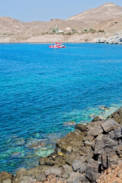 山和岩石海滩 — 图库照片