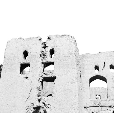 Umman eski terk edilmiş köy evi ve bulutlu gökyüzü kemer