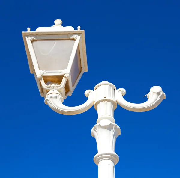 In oman oude streetlamp in de heldere hemel en abstracte achtergrond — Stockfoto