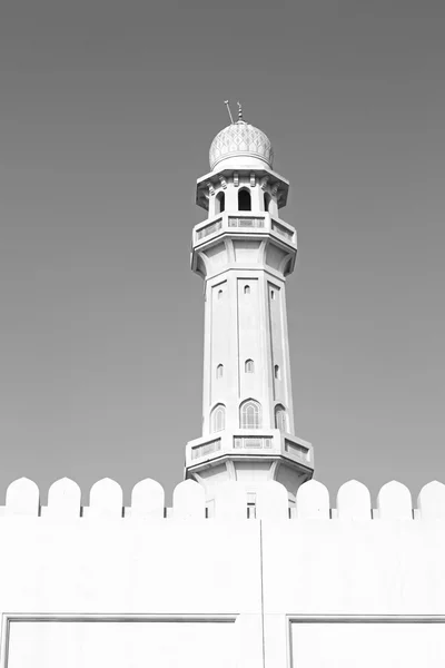 W oman, muscat stary minaret Meczetu i religia w czyste niebo — Zdjęcie stockowe