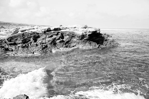 In oman coastline sea ocean   gulf rock and beach relax near sky — Stockfoto