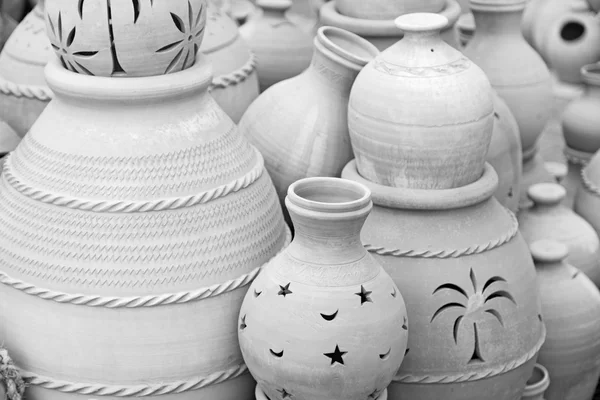 W oman muscat zawierają stare produkcja sprzedaż rynku ceramiki — Zdjęcie stockowe