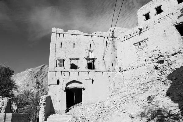 Umman eski terk edilmiş köy evi ve bulutlu gökyüzü kemer