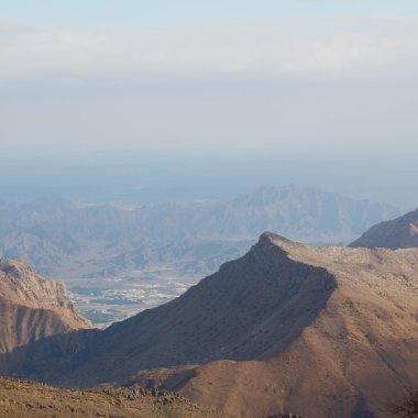 Umman eski dağ gorge ve kanyon derin bulutlu gökyüzü 