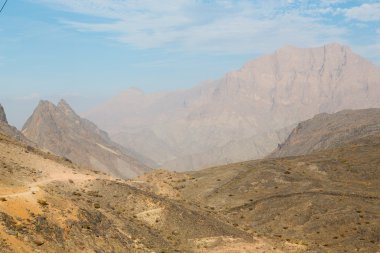 Umman eski dağ gorge ve kanyon derin bulutlu gökyüzü 