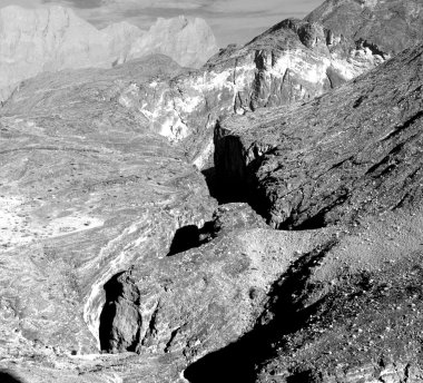 Umman eski dağ gorge ve kanyon derin bulutlu gökyüzü 