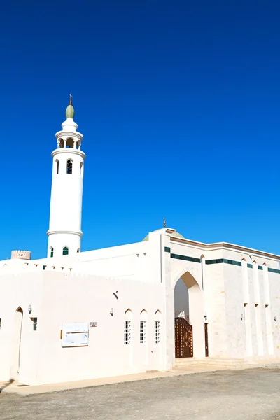 En oman moscatel la antigua mezquita minarete y la religión en el cielo claro — Foto de Stock