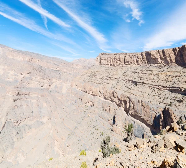 In oman de oude berg gorge en canyon de diepe bewolkte hemel — Stockfoto