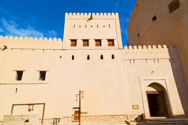 En oman moscatel el viejo fuerte defensivo cielo de batalla a —  Fotos de Stock