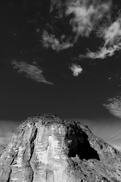 En Oman el viejo barranco de la montaña y el cañón el cielo nublado profundo —  Fotos de Stock