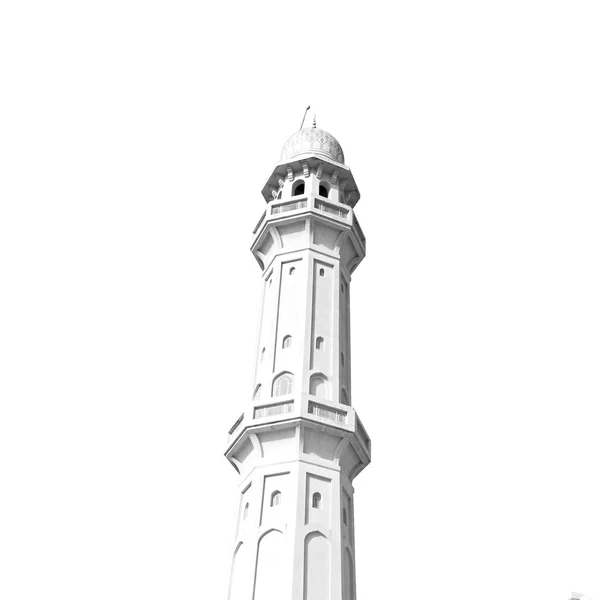 Em oman muscat a antiga mesquita minarete e religião no céu claro — Fotografia de Stock