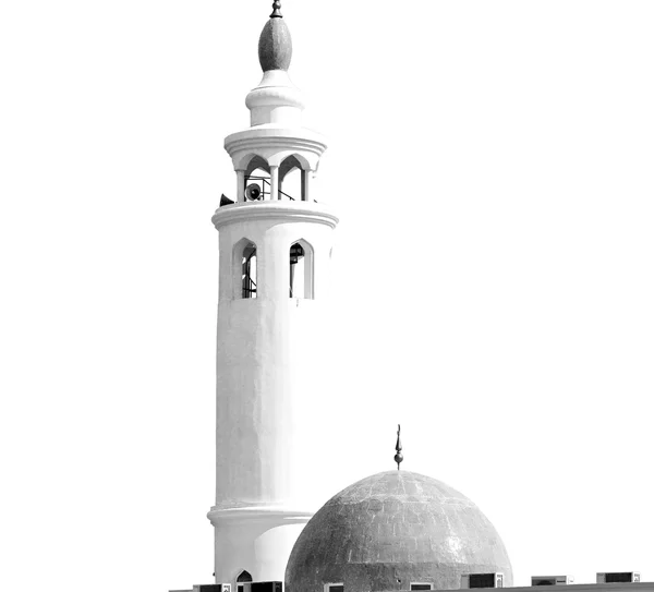 Dans oman muscat l'ancienne mosquée minaret et religion dans le ciel clair — Photo