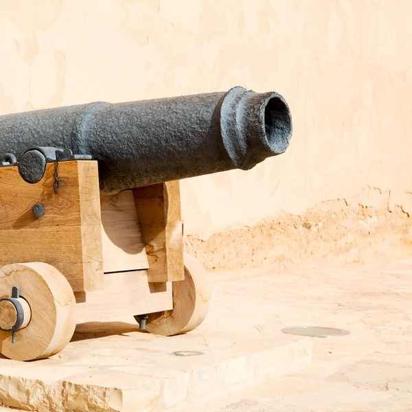 In oman muscat the old castle and cannon near the wall — Stock Photo, Image