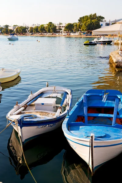Греческий остров в лодке Санторини — стоковое фото