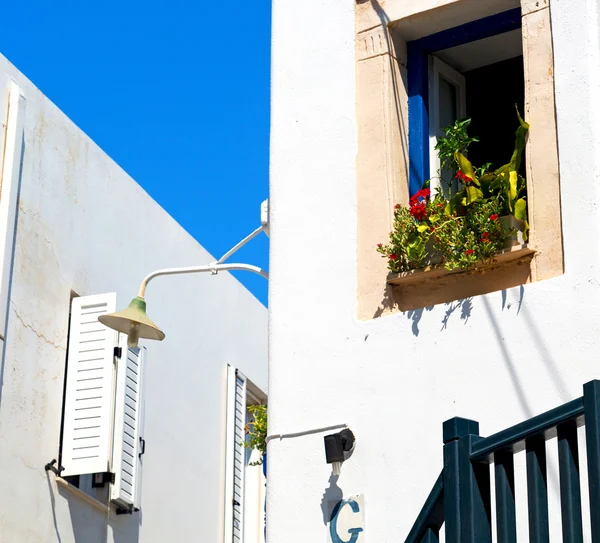 Стара архітектура в грецькому острові вікно і двері біла колонка — стокове фото