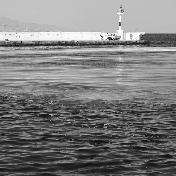 Faro isla griega en santorini puerto de europa barco y pastel —  Fotos de Stock