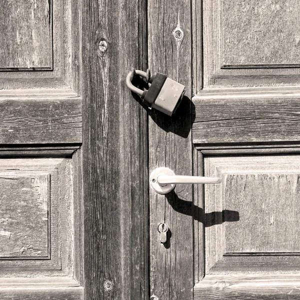 Entrance   stripped    paint  door    in italy   ancian wood and — Stock Photo, Image