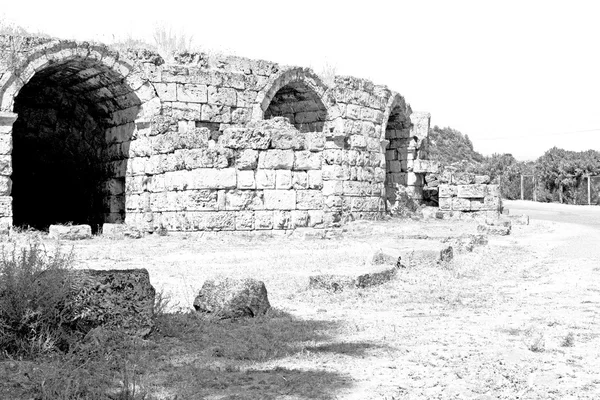 Arbusto portão em athens a antiga construção de pedra coluna — Fotografia de Stock