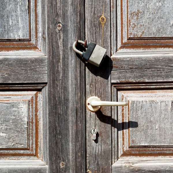 Puerta de entrada de pintura desnudada en madera antigua italia y —  Fotos de Stock