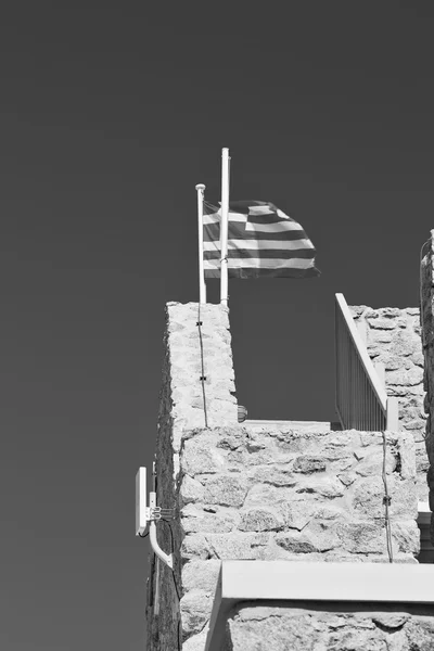 Wapperende vlag van Griekenland in de blauwe lucht en de vlaggenmast wit — Stockfoto