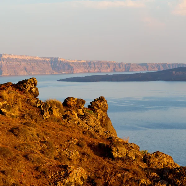 Mer et buisson sec rocher seul dans le ciel santorini europe gre — Photo