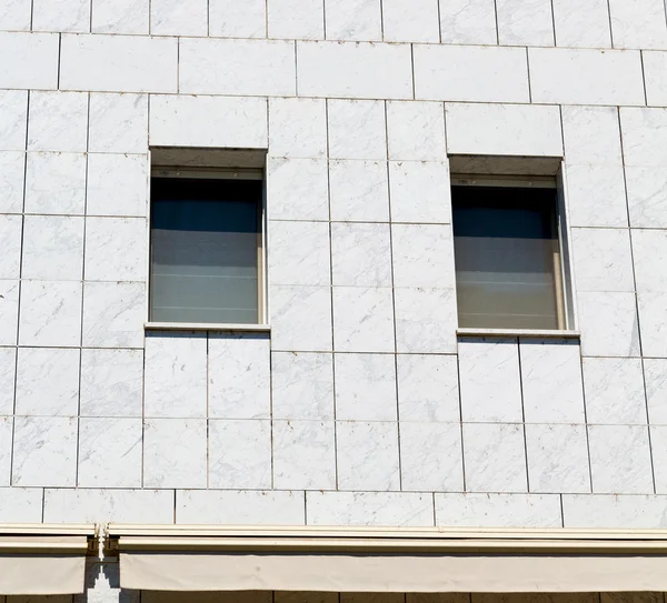 İtalya penceresinde eski mimari duvar ve beyaz c kapı