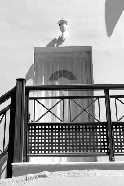 A arquitetura antiga na Grécia ilha de janela e porta branco col — Fotografia de Stock