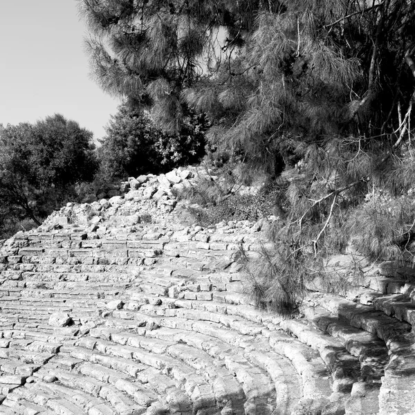 Old ruined column and destroyed stone in phaselis temple turkey — Stock Photo, Image