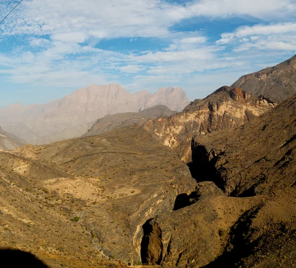 In der alten Gebirgsschlucht und im Canyon am tief bewölkten Himmel — Stockfoto