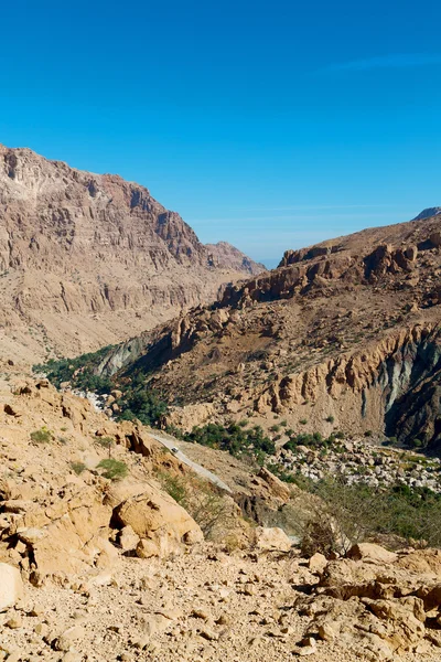 En Oman el viejo barranco de la montaña y el cañón el cielo nublado profundo — Foto de Stock