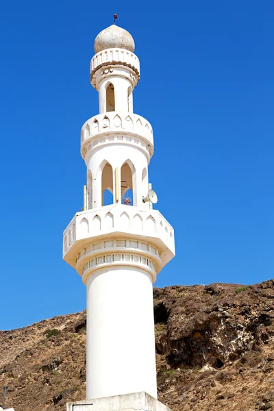 Em oman muscat a antiga mesquita minarete e religião no céu claro — Fotografia de Stock