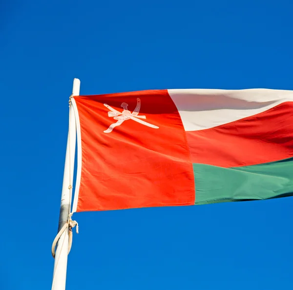 Omán integetett zászló és a felhős ég — Stock Fotó