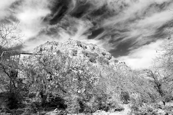 In montagna di oman la vecchia casa abbandonata dell'arco del villaggio e cl — Foto Stock