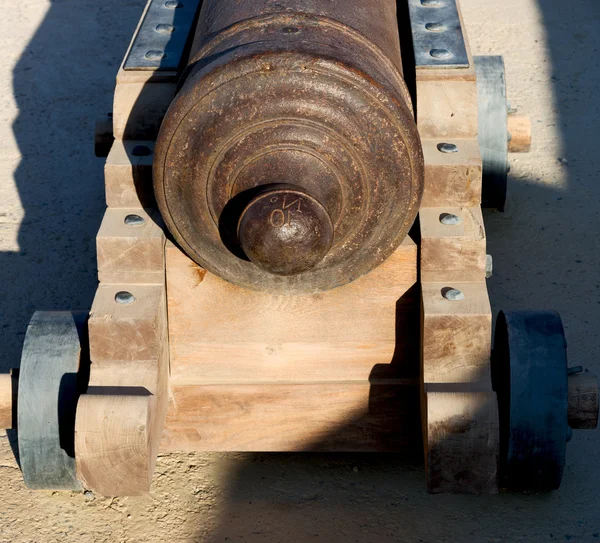 In oman muscat het oude kasteel en het kanon in de buurt van de muur — Stockfoto