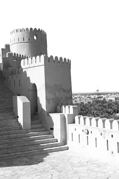 In oman muscat il vecchio forte difensivo battaglia cielo a — Foto Stock