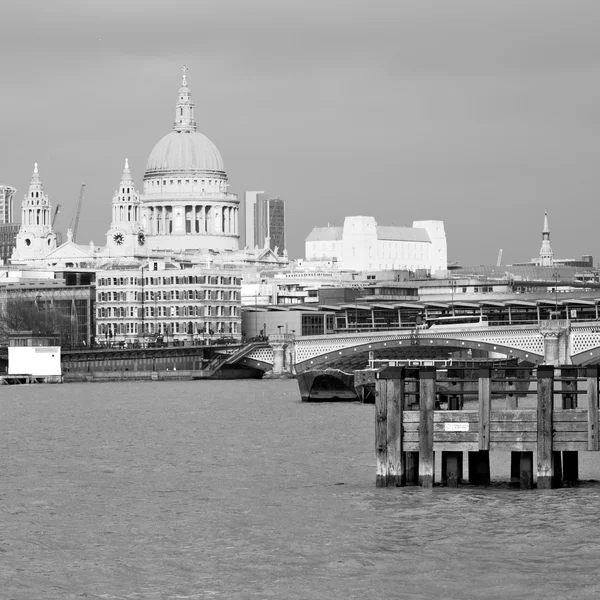 Ponte Tamigi finestre del fiume nella città di Londra casa e — Foto Stock