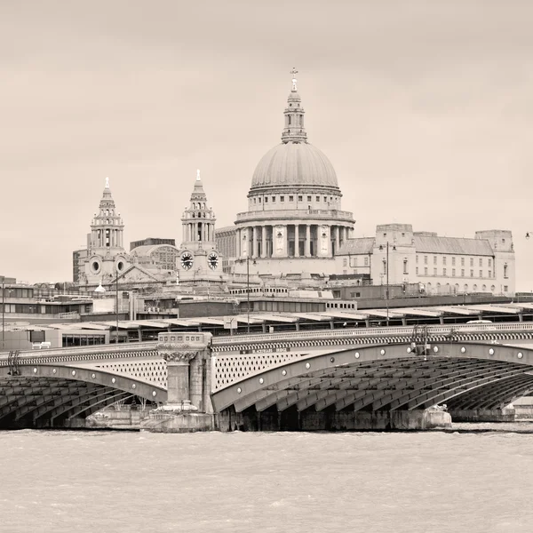 Brug van de thames rivier Vensters in de city of london thuis en — Stockfoto