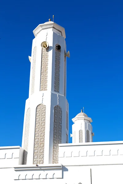 Em oman muscat o antigo minarete mesquita — Fotografia de Stock
