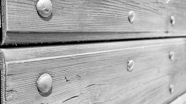 Texture astratta di una vecchia porta in legno antico marrone in italia e — Foto Stock