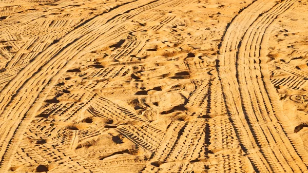Oman trilha deserto de alguns carros na areia e direção textu — Fotografia de Stock