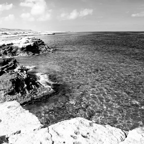 在阿曼海岸线的海海洋海湾岩和海滩放松附近天空 — 图库照片