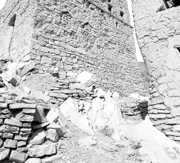 En Oman la vieja casa abandonada del pueblo y el cielo nublado —  Fotos de Stock