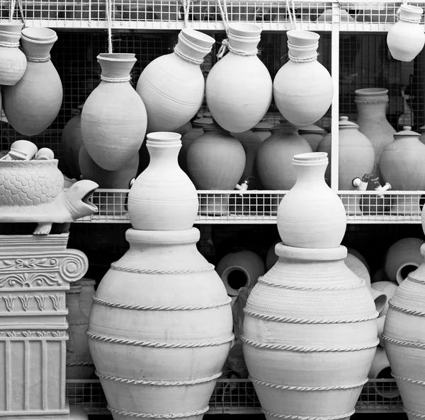 In oman     muscat the old pottery    market sale manufacturing — Stock Photo, Image