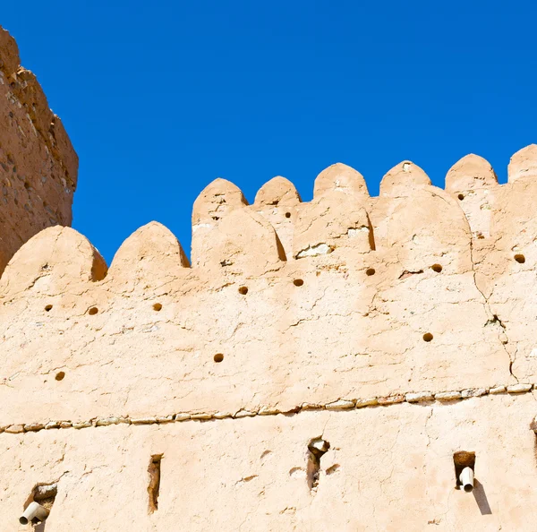 In oman muscat il vecchio forte difensivo battaglia cielo a — Foto Stock